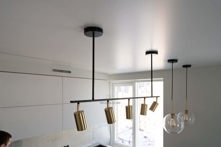 Натяжной потолок в современном интерьере с интегрированным освещением от Brain & Home.