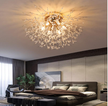 Современный интерьер жилого пространства с дизайнерской мебелью и декором.